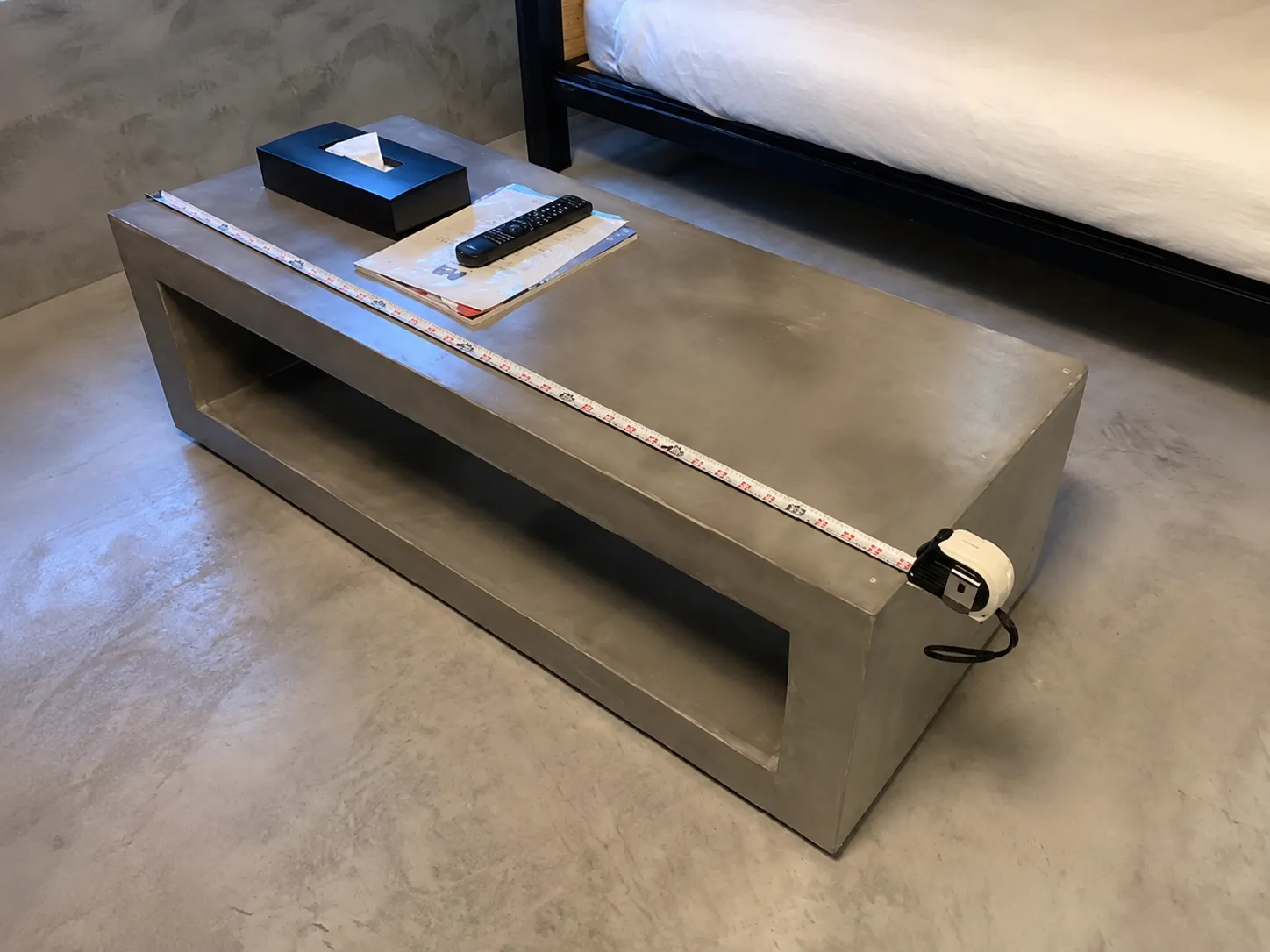 モールテックステーブル家具の施工中