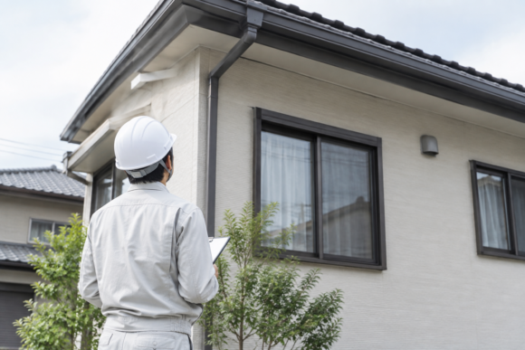 戸建て住宅の外壁と屋根を確認する様子