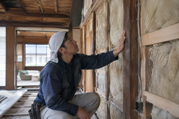 古民家リフォームで建物の状態を確認する様子